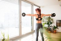Imagen sobre el tema de la mujer haciendo ejercicio en casa