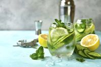 Imagen sobre el tema de la bebida no alcohólica con pepino y limón.