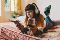 Imagen sobre el tema de la mujer vestida con vino tinto y escuchando música