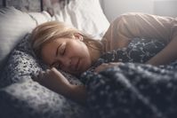Imagen sobre el tema de la mujer relajada en la cama