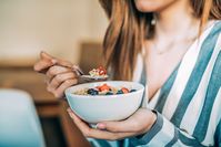 Imagen sobre el tema de la mujer comiendo cereales para el desayuno