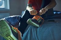 Imagen sobre el tema del fitness en casa en calzado deportivo.