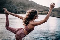 Imagen sobre el tema de la mujer haciendo yoga junto al lago
