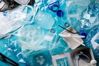 Imagen sobre el tema de un montón de residuos plásticos de botellas, cubiertos, envases