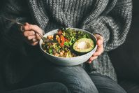 Imagen sobre el tema de la mujer en suéter comiendo un plato saludable