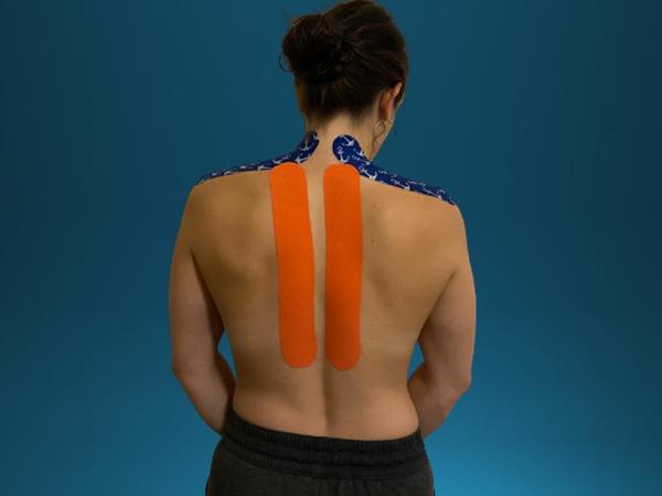 Frau mit Kinesio Tapes auf Rücken