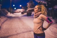 Imagen sobre el tema de la mujer en la noche oscura de invierno en ropa deportiva