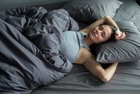 Imagen sobre el tema de la mujer durmiendo en la cama