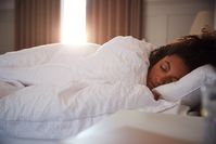 Imagen sobre el tema de la mujer durmiendo plácidamente en la cama