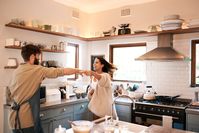 Imagen sobre el tema de la pareja bailando en la cocina.