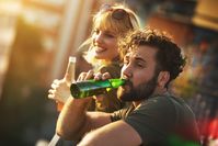 Imagen sobre el tema del hombre y la mujer bebiendo cerveza de botellas