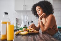 Imagen sobre el tema de la mujer con comida sana frente a ella