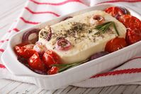Imagen sobre el tema del queso feta y tomates cocidos en el horno.