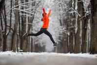 Imagen sobre el tema de la mujer saltando alegremente en el aire en invierno