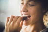 Imagen sobre el tema de la mujer mordiendo un trozo de chocolate