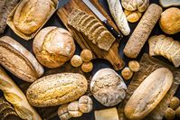 Imagen sobre el tema de los diferentes tipos de pan en la mesa.