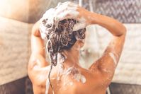 Imagen sobre el tema de la mujer se lava el cabello.