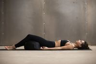 Imagen sobre el tema de la mujer acostada sobre la almohada de yoga