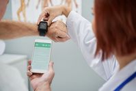 Imagen sobre el tema de la aplicación de prueba de mujeres y pacientes en teléfonos inteligentes y relojes inteligentes