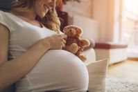 Imagen sobre el tema de la mujer embarazada con sonrisas de oso de peluche