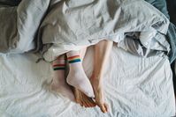 Imagen sobre el tema de los calcetines en la cama.