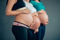 Imagen sobre el tema de las mujeres embarazadas, vientre, deportes, fitness, embarazo, embarazada