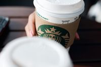 Imagen sobre el tema de las tazas de Starbucks.