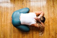 Imagen sobre el tema de la mujer en pose de yoga en el suelo