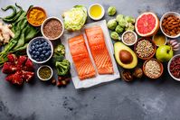 Imagen sobre el tema del salmón, diversas frutas y verduras, legumbres nueces