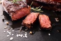 Imagen sobre el tema de bistec de ternera asado medio con romero y sal