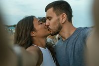 Imagen sobre el tema de la pareja besándose y tomando selfie en el proceso