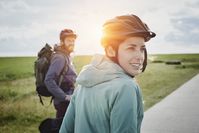 Imagen sobre el tema del hombre y la mujer con casco andar en bicicleta.