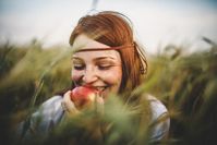 Imagen sobre el tema de la mujer mordiendo la manzana