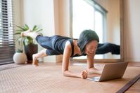 Imagen sobre el tema de la mujer haciendo ejercicio frente a la computadora portátil